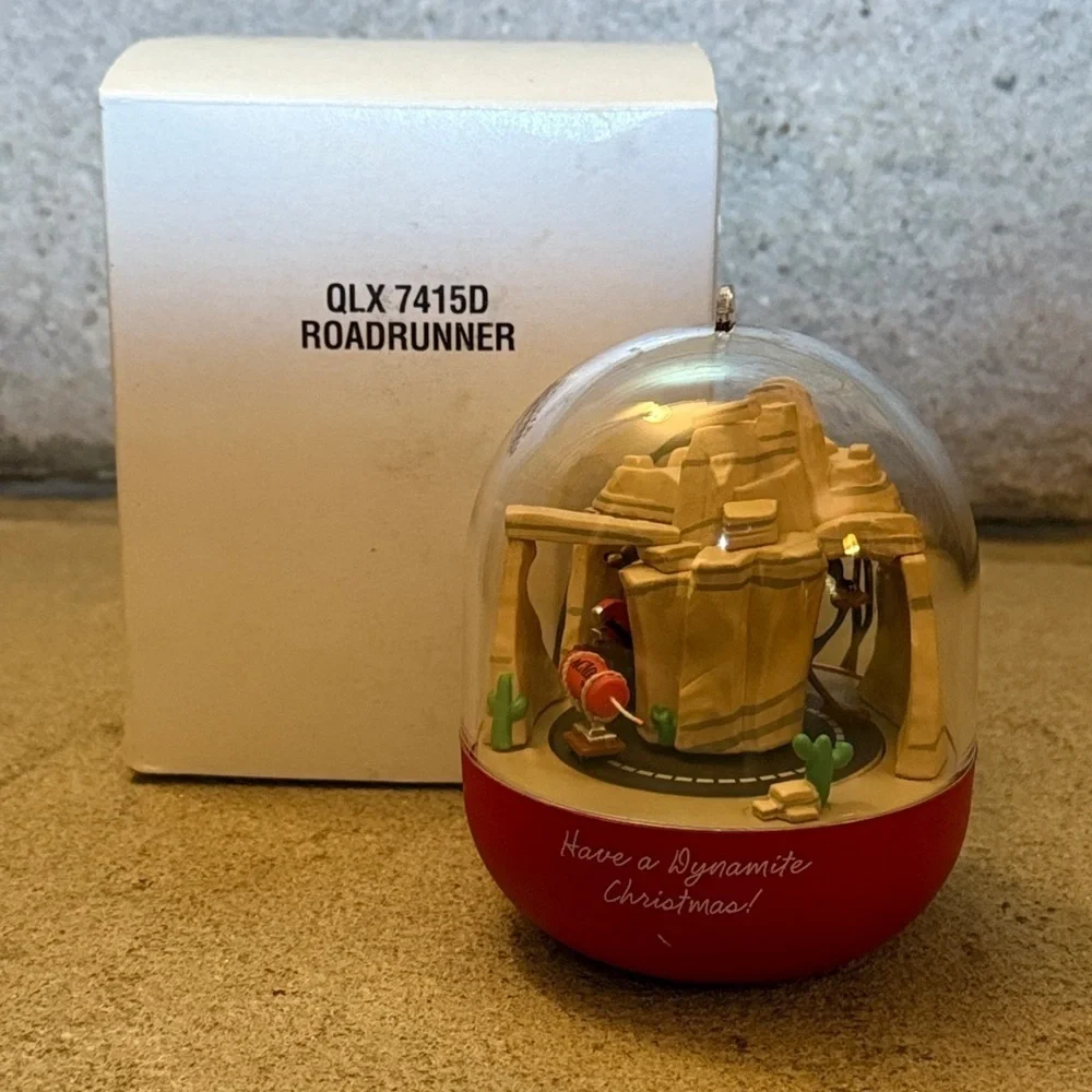 HALLMARK ROAD RUNNER AND WILE E COYOTE MAGIC KEEPSAKE ORNAMENT  1993